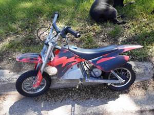 lot 3 image: Razor Electric Scooter No Charger-(Can Buy On Line)