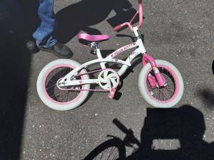 lot 5 image: Hello Kitty 14 Bike