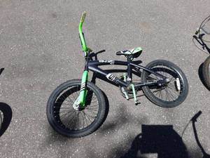 lot 8 image: Surge 18 Boys Bike (Needs 1 Pedal Replaced)