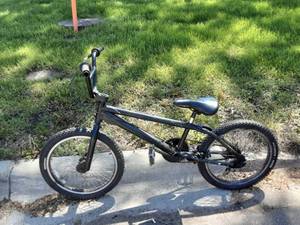 lot 10 image: K-2  20 Boys BMX Bike
