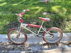 lot 11 image: Vintage Schwinn BMX 20 Boys Bike