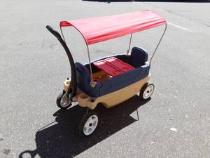 lot 28 image: Step 2 Wagon With Canopy (Needs Cleaning)