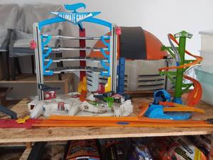 lot 36 image: Hot Wheels Ultimate Garage Set