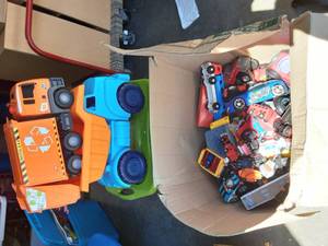 lot 43 image: Large Lot Of Assorted Cars & Trucks