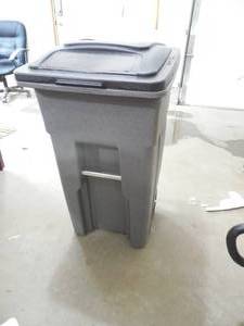 lot 4 image: Toter 32 Gal. Greenstone Trash Can with Wheels and Attached Lid