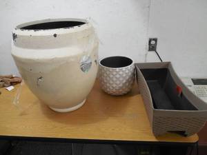 lot 10 image: (3) planter pots