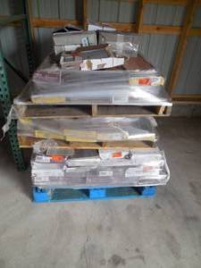 lot 100 image: WHOLESALE PALLET LOT OF FLOORING ITEMS