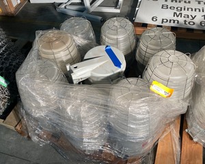 lot 28 image: Pallet of Hazardous Area Lights 175250400 watt, Class 1 Div 2
