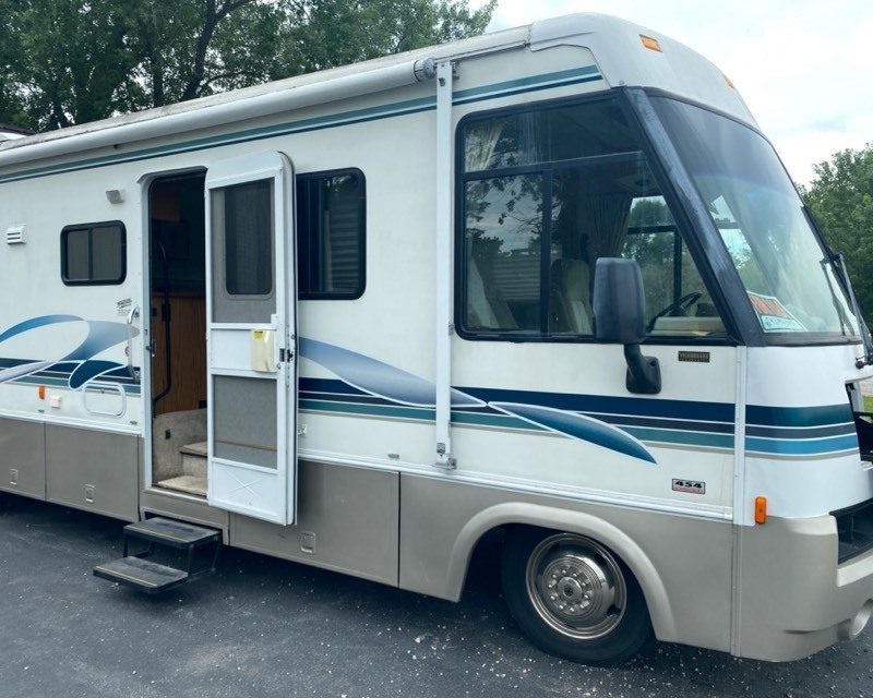 lot 101 image: 35 Ft. Itasca Sunrise Motorhome with Slide Out - Clean, Runs Smooth, Low Miles