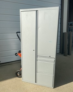 lot 423 image: Storage LockerTower