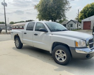 lot 102 image: 2005 Dodge Dakota SLT V8 4X4 Pick Up -- WINTER IS COMING
