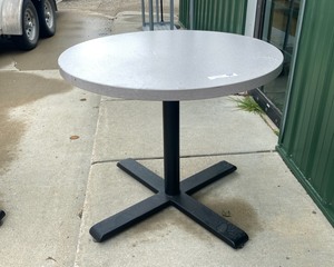lot 401 image: Round Breakroom Table