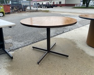 lot 404 image: Round Lunchroom Table