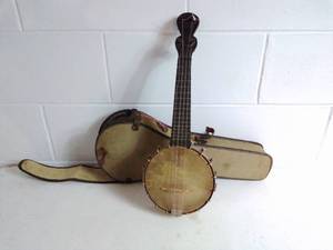lot 104 image: VINTAGE Instrument with Case