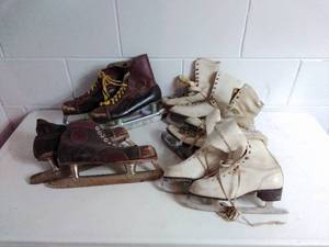lot 108 image: 5 Pairs of VINTAGE Ice Skates