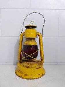 lot 115 image: VINTAGE Yellow Dietz Little Giant Kerosene Lantern