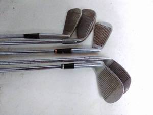 lot 128 image: 11 Golf Clubs