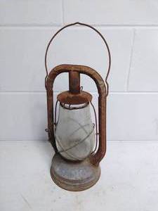 lot 133 image: VINTAGE Dietz MONARCH Lantern