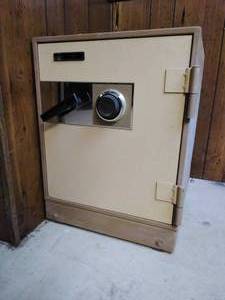lot 138 image: Montgomery Ward 9042 Safe