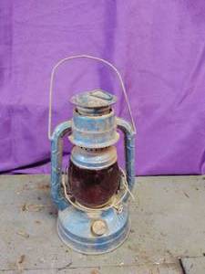 lot 7 image: Blue Dietz Lantern