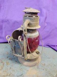 lot 11 image: Dietz Barn Lantern