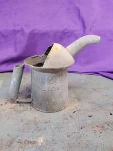 lot 15 image: 1 Qt Spout Can