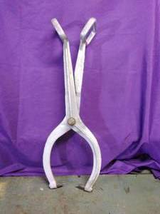 lot 27 image: Aluminium Railroad Tie Tongs