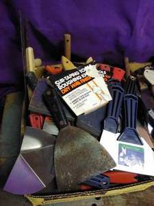 lot 206 image: 2 Boxes of Putty Knives