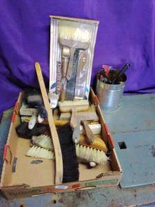 lot 214 image: Lot of Brushes