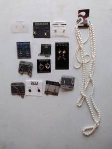 13 Various Pieces of Jewelry