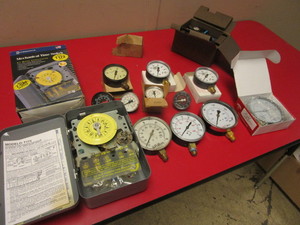 lot 622 image: PRESSURE GAUGES, MECHANICAL TIME SWITCH, NEW.