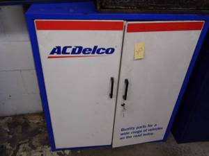 lot 253 image: AC Delco Cabinet w Key