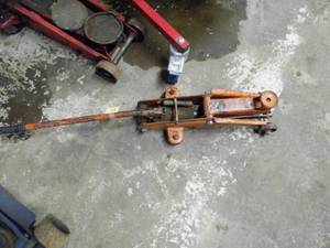 lot 13 image: Floor Jack