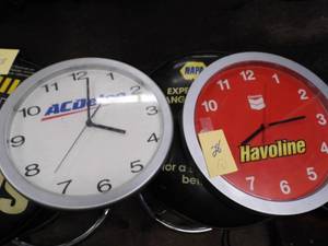 lot 28 image: Lot of 2 Clocks