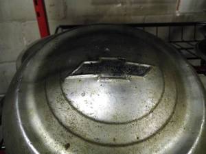 lot 31 image: Lot of 3 Hubcaps