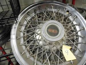 lot 32 image: Lot of 3 Hubcaps