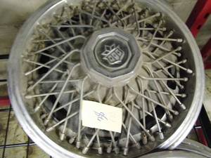 lot 38 image: Lot of 2 Hubcaps