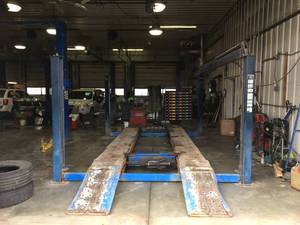 lot 378 image: Automotive Hoist w Controls
