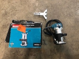 lot 113 image: Makita 6.5 Amp 1-14 HP Corded Fixed Base Variable Speed Compact Router with Quick-Release In good condition see pics 