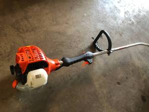 lot 107 image: ECHO 21.2 cc Gas 2-Stroke Cycle CURVED Shaft Trimmer Close good condition