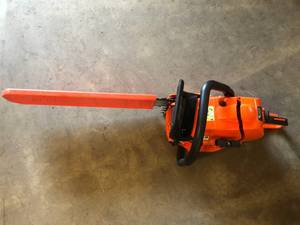lot 109 image: ECHO 20 in. 59.8 cc Gas 2-Stroke Cycle Chainsaw Close good condition