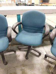lot 387 image: 4 - Rolling Adjustable Office Chairs