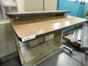 lot 395 image: Rolling Work Station - 42(w) x 36(h)
