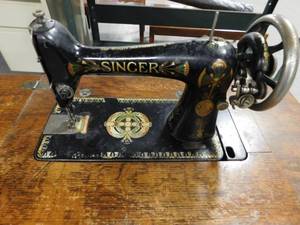lot 444 image: Vintage Singer Sewing Machine