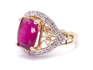 lot 14 image: Gorgeous 4.90 Carat Natural Ruby and Diamond Estate Ring in 14k Gold