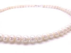 lot 34 image: Beautiful Pearl Estate Necklace in Sterling Silver