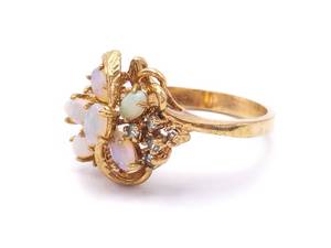lot 44 image: Ladies Welo Opal Cluster Estate Ring