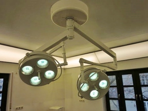 MSRP $10,000 HERAEUS HANAULUX OSLO DUO SUSPENDED CEILING MOUNT SURGICAL OPERATING ROOM LIGHTS - NICE WORKING CONDITION WITH TWO TRANSFORMERS