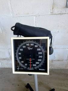 Welch Allyn Tycos Sphygmomanometer With&nbsp4 Leg rolling stand,&nbspAdult cuff and hose&nbsp