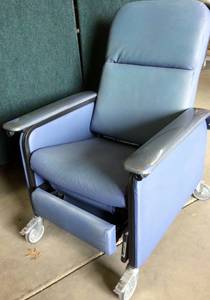 STRYKER MOBILE HOSPITAL RECLINER WITH FOOT RESTS - HAS SOME WEAR AND TEAR BUT STILL WORKS